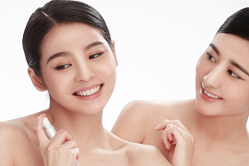 漂亮的女闺蜜使用护肤