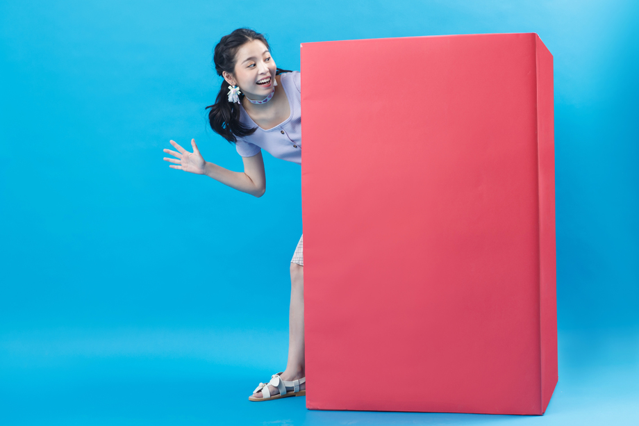 年轻女人在捉迷藏图片 年轻女人在捉迷藏图片