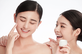 漂亮的女闺蜜使用护肤