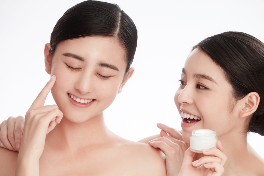 漂亮的女闺蜜使用护肤 漂亮的女闺蜜使用护肤