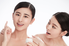 漂亮的女闺蜜使用护肤