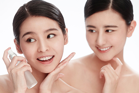 漂亮的女闺蜜使用护肤