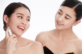 漂亮的女闺蜜使用护肤品照片