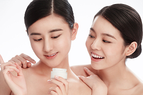 漂亮的女闺蜜使用护肤品图片