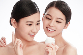 漂亮的女闺蜜使用护肤