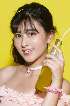 年轻女人喝汽水照片