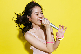 年轻女人唱歌图片