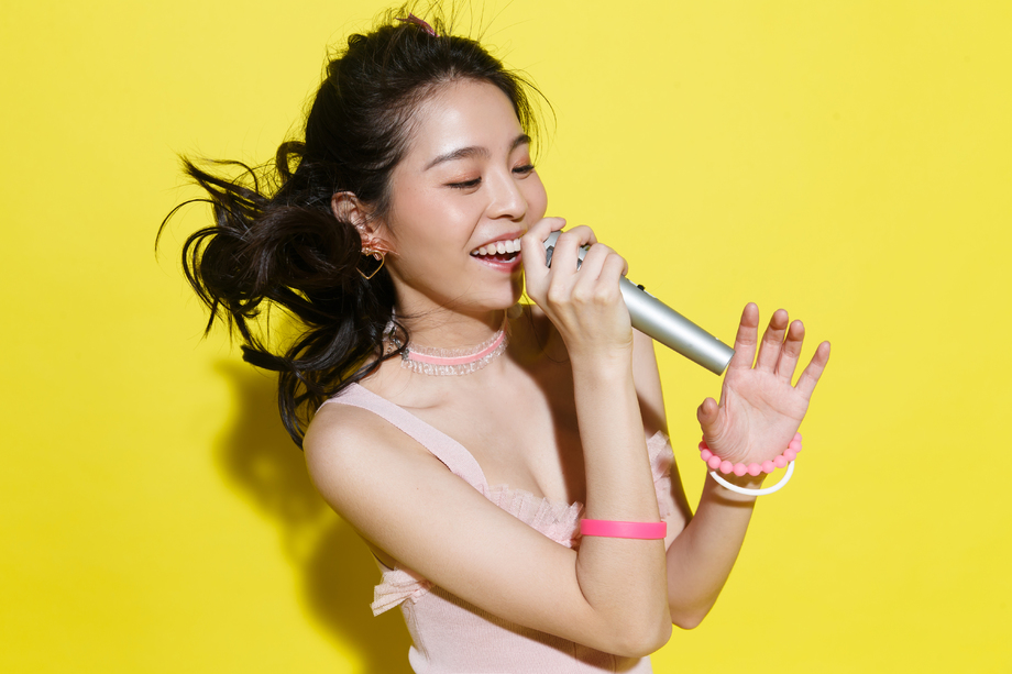 年轻女人唱歌图片 年轻女人唱歌图片