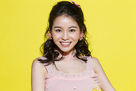 快乐的年轻女人照片