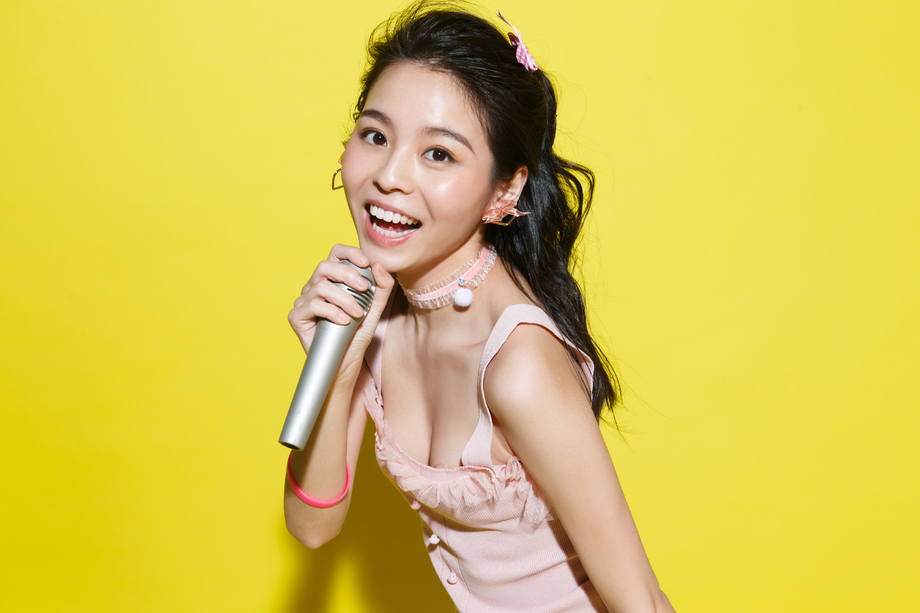 年轻女人唱歌图片