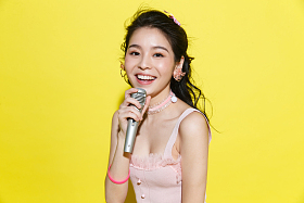 年轻女人唱歌照片