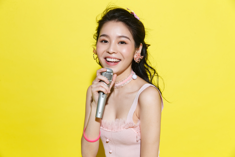 年轻女人唱歌照片 年轻女人唱歌照片