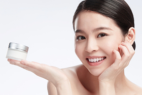 青年女人拿着护肤