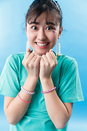 表情震惊的年轻女人图片