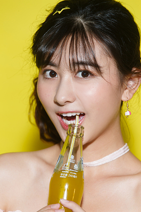 年轻女人喝汽水照片