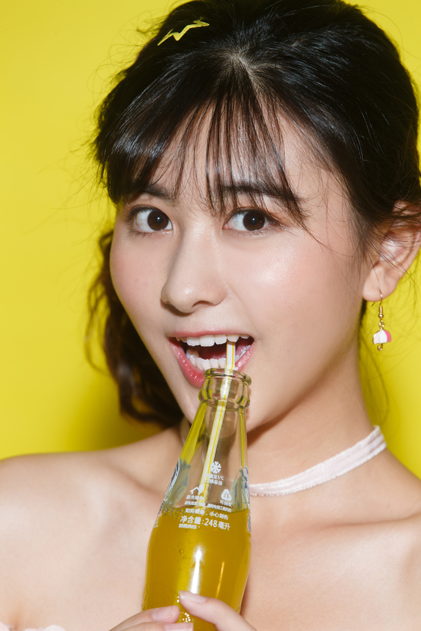 年轻女人喝汽水照片 年轻女人喝汽水照片