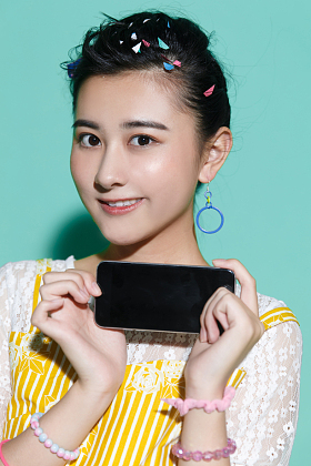 年轻女人拿着手机图片