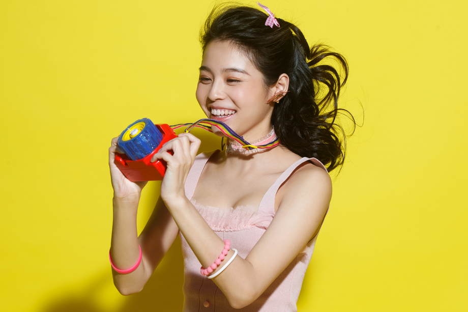 年轻女人拿着相机
