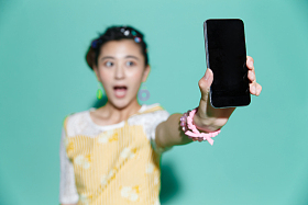 年轻女人拿着手机