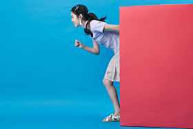 年轻女人在捉迷藏照片