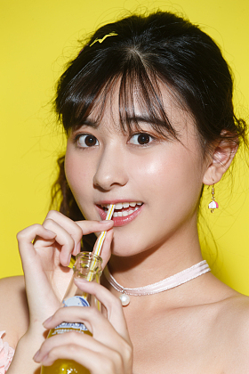 年轻女人喝汽水图片