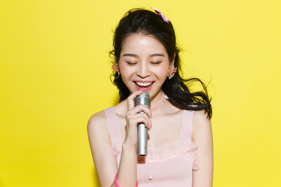 年轻女人唱歌图片 年轻女人唱歌图片