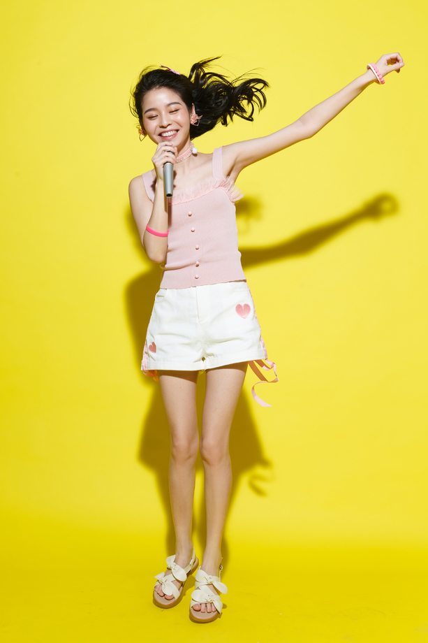 年轻女人唱歌图片 年轻女人唱歌图片