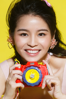 年轻女人拿着相机