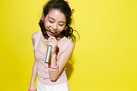 年轻女人唱歌照片