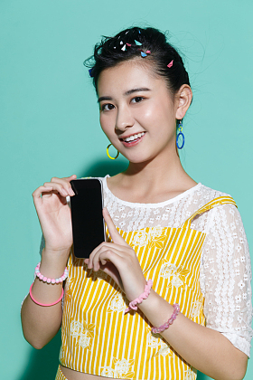 年轻女人拿着手机图片