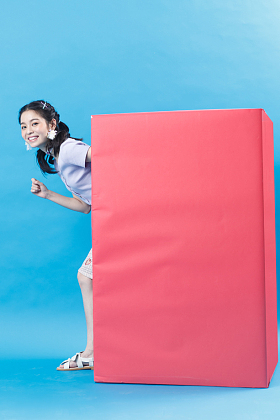 年轻女人在捉迷藏图片