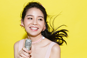 年轻女人唱歌图片