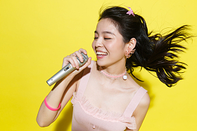 年轻女人唱歌照片