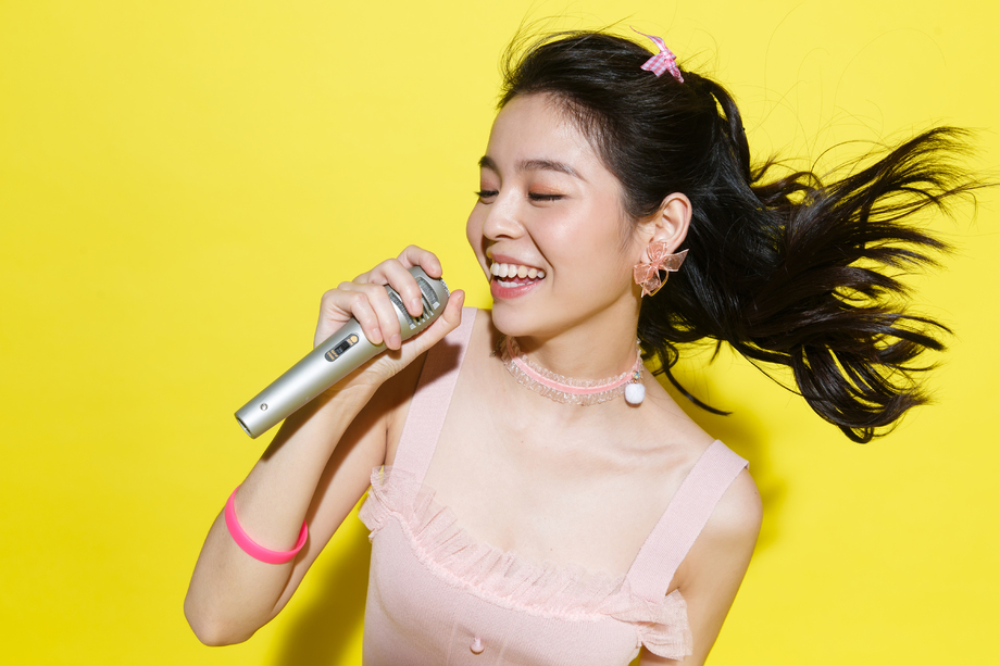 年轻女人唱歌照片