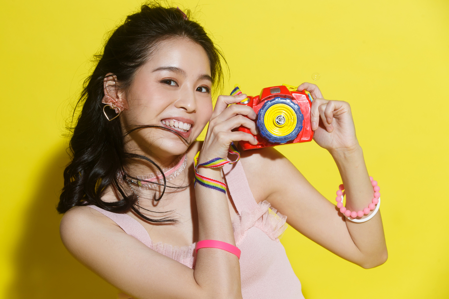 年轻女人拿着相机图片