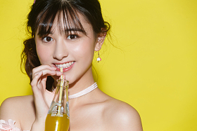 年轻女人喝汽水照片