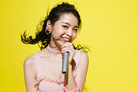 年轻女人唱歌图片