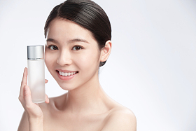青年女人拿着护肤品照片