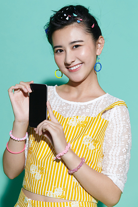 年轻女人拿着手机图片