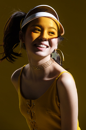 快乐的年轻女人