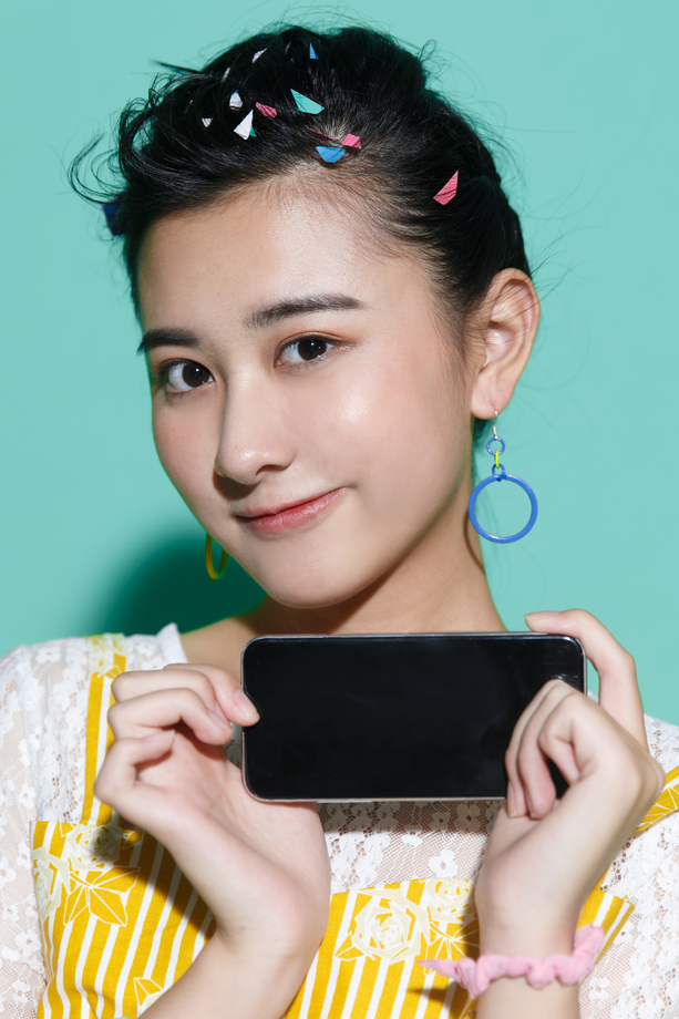 年轻女人拿着手机图片