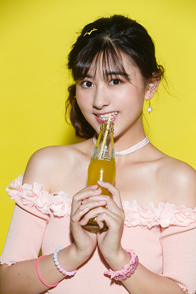 年轻女人喝汽水