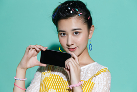 年轻女人拿着手机图片