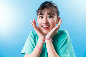 可爱的年轻女人