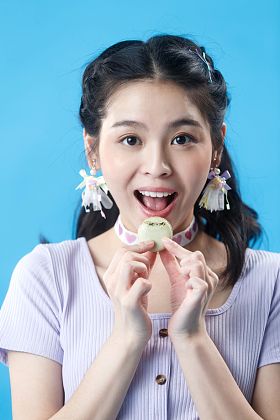 可爱的年轻女人