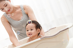 妈妈给宝宝洗澡照片