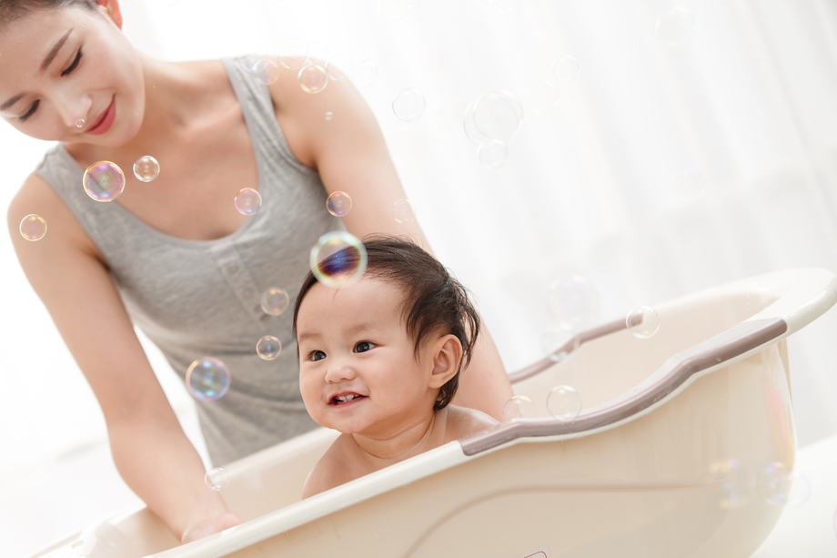 妈妈给宝宝洗澡照片