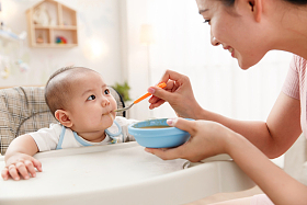妈妈喂宝宝吃饭照片