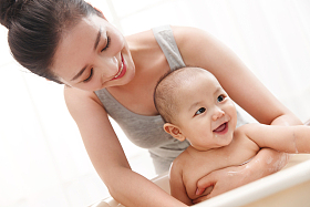 妈妈给宝宝洗澡照片