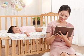 年轻妈妈看平板电脑